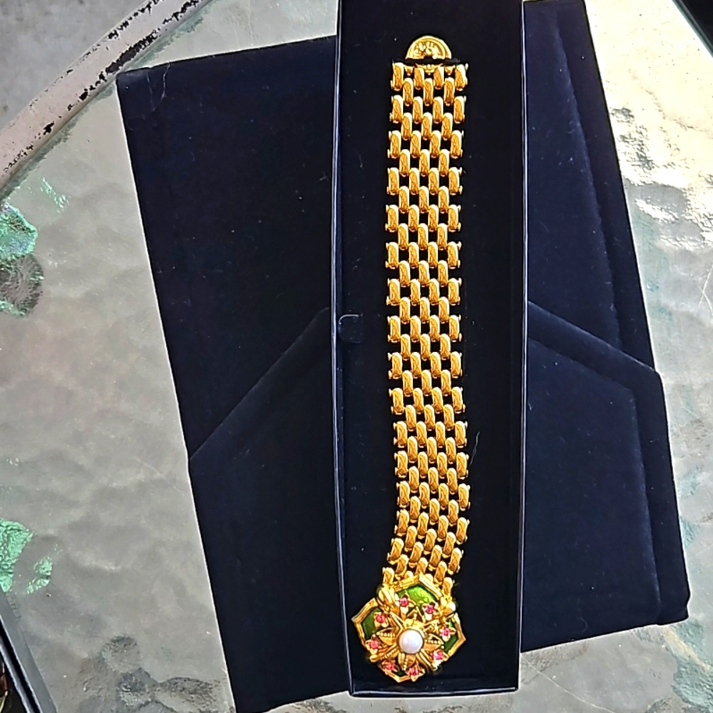 Womens bracelet in gold